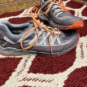 Keen women’s size 10.5 waterproof tennis shoe
